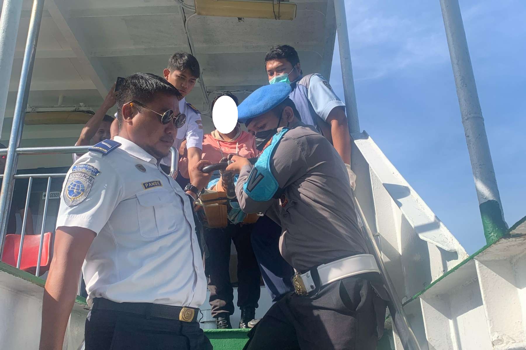 Kolaborasi Polsek dan BKK Lembar Selamatkan Ibu Melahirkan di Kapal