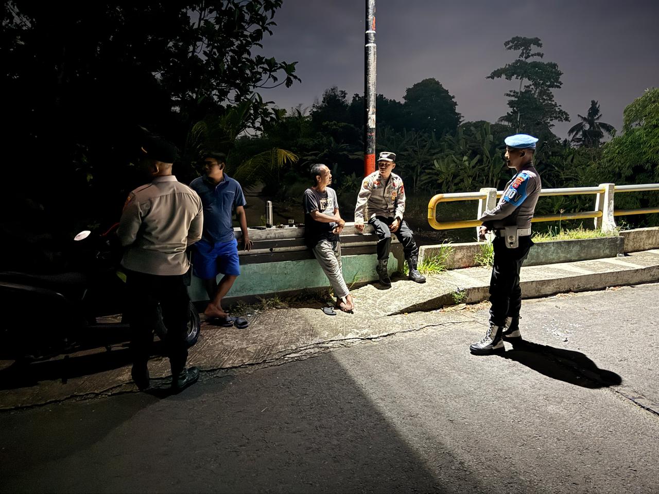 Tingkatkan Keamanan Perbatasan, Polsek Kediri Intensifkan Patroli Blue Light Dini Hari