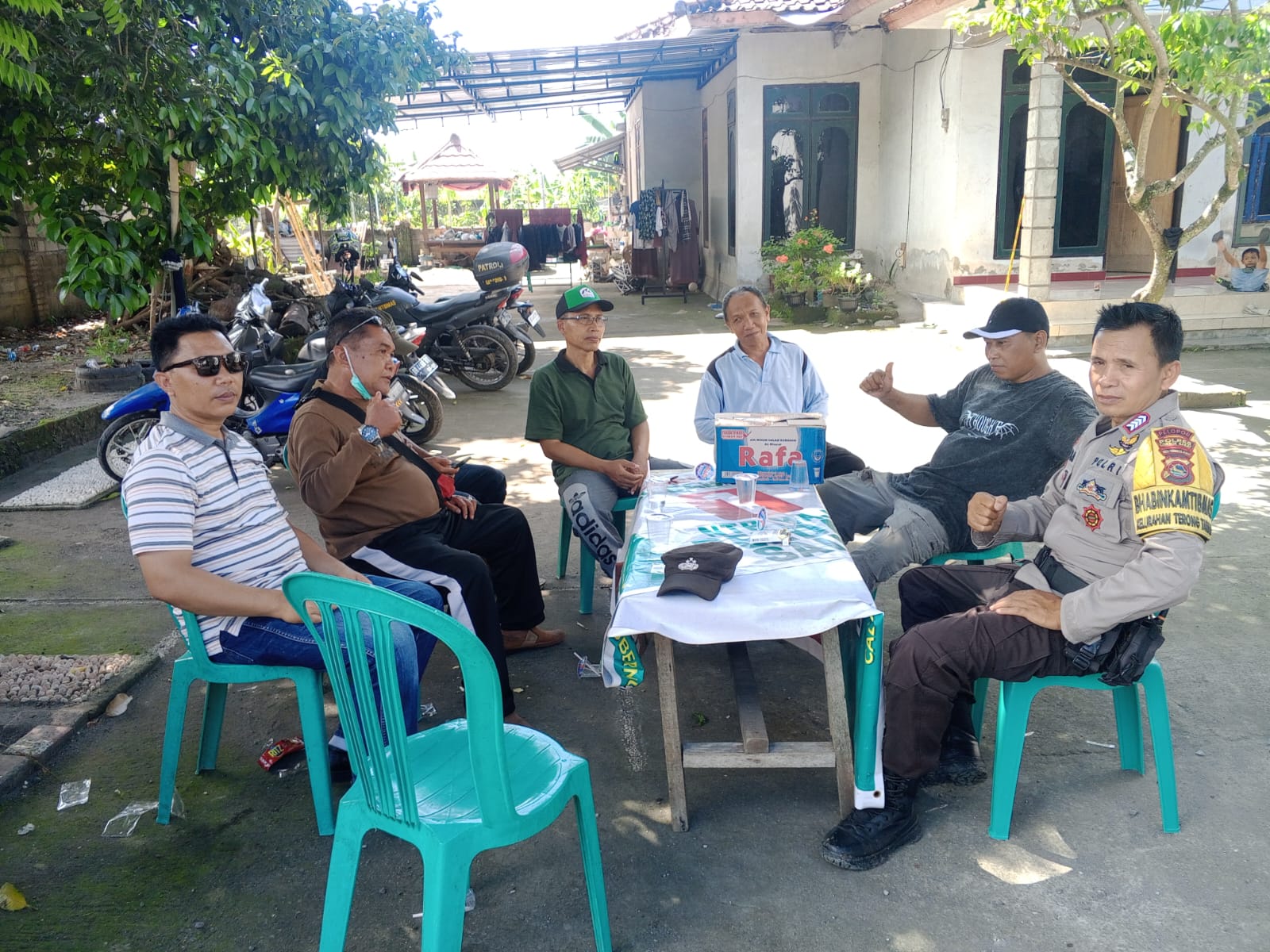 Program Ketahanan Pangan Desa Terong Tawah: Peran Bhabinkamtibmas dalam Pengecekan Lahan dan Pemantauan Harga