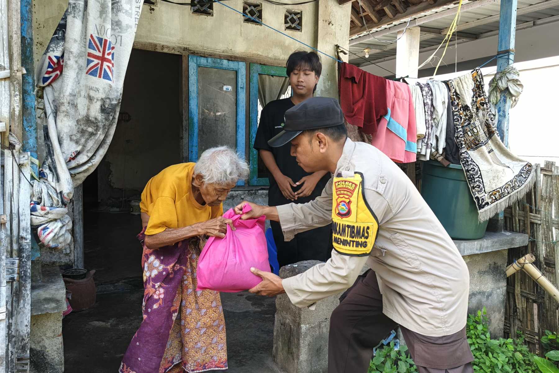 Wujud Kepedulian Polri: Bantuan Nutrisi untuk Warga Desa Meninting