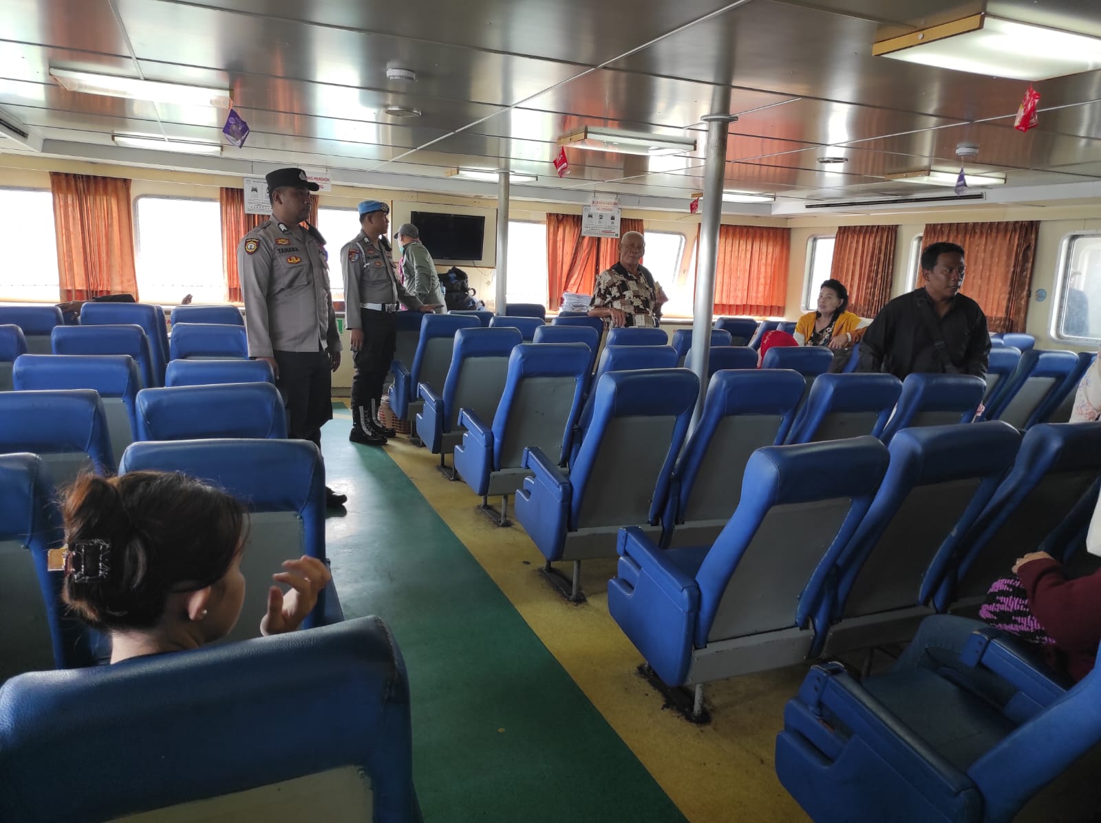 Lombok Barat, NTB - Kepolisian Sektor (Polsek) Kawasan Pelabuhan Lembar, di bawah naungan Polres Lombok Barat, Polda NTB, terus meningkatkan langkah-langkah pengamanan di area pelabuhan. Hal ini dilakukan sebagai upaya preventif untuk mengantisipasi potensi tindak premanisme dan praktik percaloan yang dapat meresahkan para pengguna jasa penyeberangan. Terutama menjelang akhir pekan yang biasanya mengalami peningkatan volume penumpang. Kegiatan pengamanan intensif ini terlihat pada Jumat (9/5/2025) sekitar pukul 10.00 WITA di Dermaga 1 PT. ASDP Lembar. Personel Polsek Kawasan Pelabuhan Lembar tampak bahu-membahu dengan pihak Otoritas Pelabuhan Lembar dalam mengawasi proses pemuatan kendaraan ke atas Kapal. Salah satunya Kapal Motor Penumpang (KMP) RHAMA GIRI NUSA yang melayani rute penyeberangan Lembar menuju Padangbai, Bali. Kapolres Lombok Barat, Polda NTB, AKBP Yasmara Harahap, S.I.K., melalui Kapolsek Kawasan Pelabuhan Lembar, Ipda Imran, menyampaikan bahwa pengamanan ini merupakan bagian dari komitmen Polri. Untuk memberikan rasa aman dan nyaman kepada masyarakat, khususnya para pengguna jasa transportasi laut. Pengecekan Ketat dan Imbauan Proaktif Dalam kegiatan pengamanan tersebut, petugas tidak hanya fokus pada kelancaran proses embarkasi. Mereka juga melakukan pengecekan terhadap surat-surat kendaraan yang akan menyeberang. Lebih dari itu, imbauan proaktif juga disampaikan kepada para sopir dan penumpang terkait potensi gangguan keamanan. "Kami secara aktif mengimbau kepada seluruh pengguna jasa penyeberangan untuk segera melaporkan kepada petugas apabila menemukan atau mencurigai adanya praktik premanisme maupun aksi percaloan di sekitar area pelabuhan," tegas Ipda Imran di sela-sela kegiatan pengamanan. Edukasi Penumpang untuk Keamanan dan Ketertiban Selain mengantisipasi tindakan kriminal, personel Polsek Lembar juga memberikan himbauan kepada para penumpang kapal. Mereka mengingatkan agar selalu menjaga barang bawaan masing-masing dan mengikuti antrian sesuai dengan tiket yang dimiliki. Kepatuhan terhadap peraturan di atas kapal juga menjadi fokus utama dalam edukasi yang disampaikan. "Kami harapkan para penumpang dapat bekerja sama dengan petugas dan mematuhi semua aturan yang berlaku demi kelancaran dan keamanan perjalanan," ujar Ipda Imran. "Dengan kesadaran dan partisipasi aktif dari masyarakat, kita dapat menciptakan lingkungan pelabuhan yang kondusif dan terbebas dari gangguan." Komitmen Polsek Kawasan Pelabuhan Lembar untuk Pelayanan Terbaik Langkah-langkah pengamanan yang dilakukan oleh Polsek Kawasan Pelabuhan Lembar ini menunjukkan keseriusan pihak kepolisian dalam memberikan pelayanan terbaik kepada masyarakat. Kehadiran polisi di tengah-tengah aktivitas pelabuhan diharapkan dapat memberikan efek jera bagi pelaku tindak kejahatan sekaligus memberikan rasa aman bagi para pengguna jasa penyeberangan.