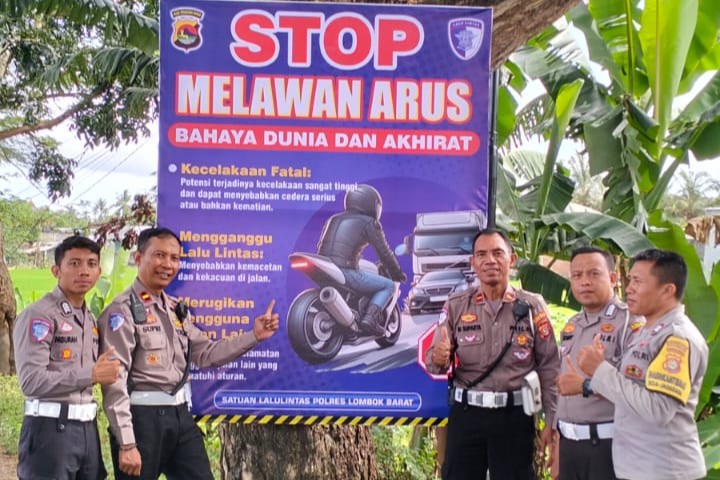 Satlantas Polres Lombok Barat Gencar Pasang Spanduk Himbauan Keselamatan Berlalu Lintas