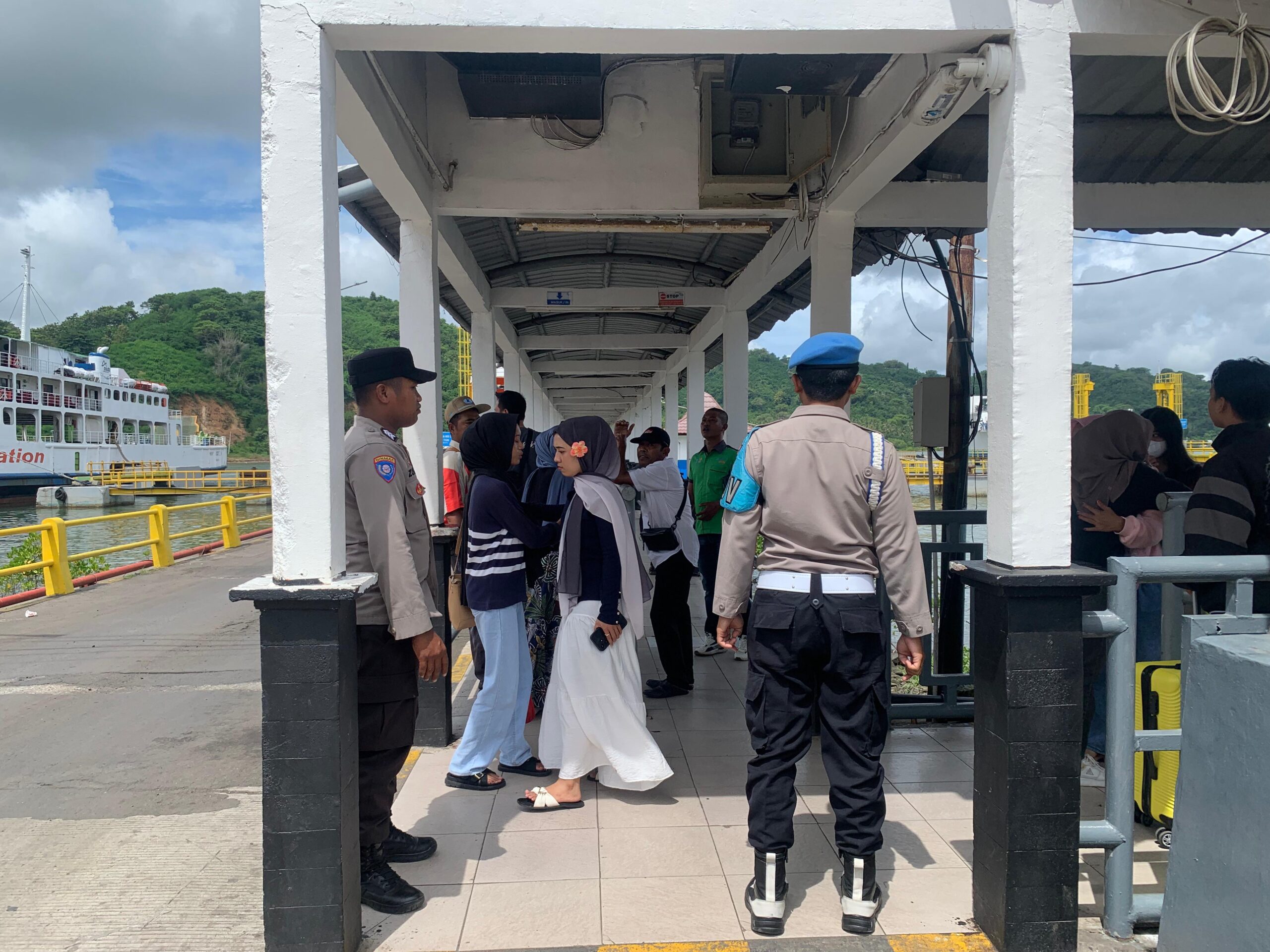 Polisi Aktif di Pelabuhan Lembar: Pastikan Rasa Aman dan Tertib