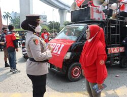 Aksi Humanis Polres Pelabuhan Tanjung Priok Bagikan Minum dan Roti Saat Buruh Rayakan May Day