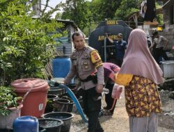 Polri Untuk Masyarakat, Bhabinkamtibmas Polsek Woha dan Satsamapta Polres Bima Salurkan 5000 Liter Air Bersih di Desa Kalampa