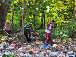 Kapolsek Batulanteh Turut Serta Kegiatan Gotong Royong Rutin di Simpang Kelungkung