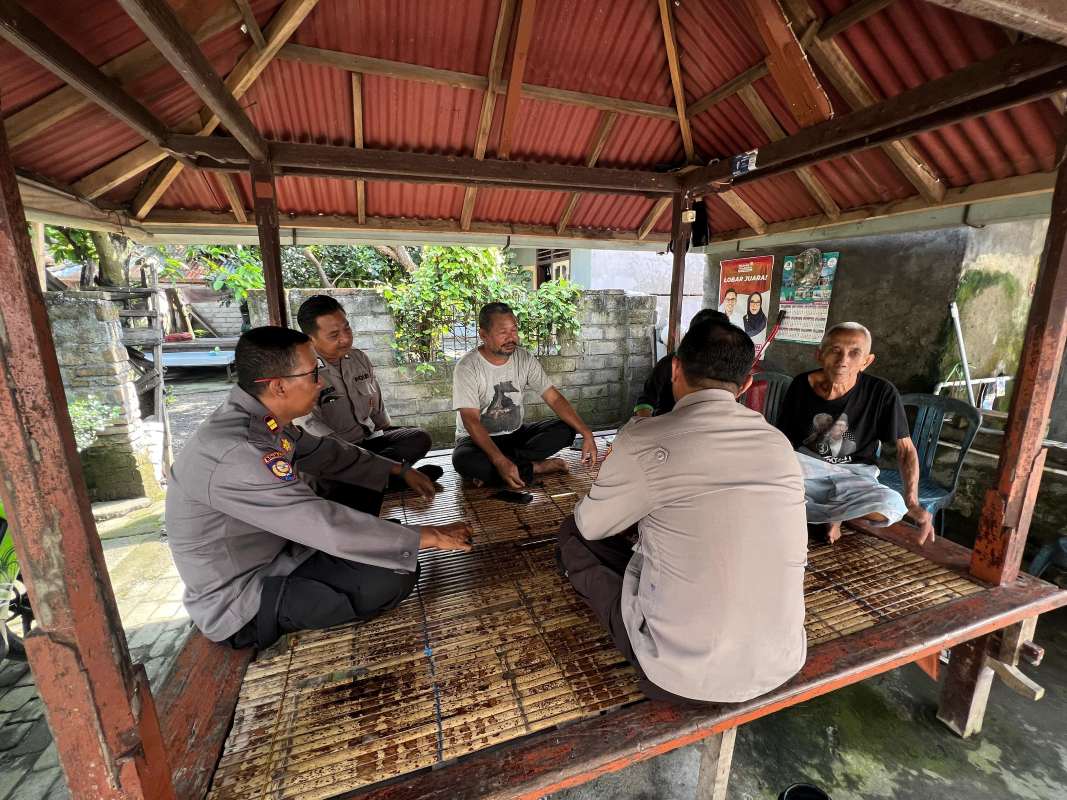 Cegah Narkoba dan Hoaks, Polisi Sambangi Warga Lombok Barat