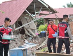 Polri Peduli Masyarakat: Personel Dit Samapta Polda Bengkulu Bantu Warga Bersihkan Rumah Roboh Pasca Gempa 6,3 SR