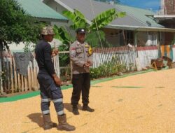 Bhabinkamtibmas Desa Daha Pantau Penjemuran Jagung Warga, Dukung Ketahanan Pangan Menuju Indonesia Emas 2045