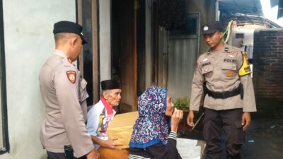 Semangat Hari Bhayangkara ke-79, Polsek Kediri Salurkan Bantuan untuk Lansia di Bangket Dalem