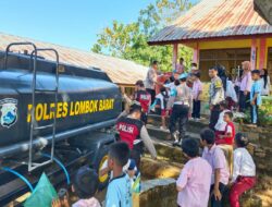 Polres Lombok Barat Salurkan 5.000 Liter Air Bersih ke Kesambik Rempek