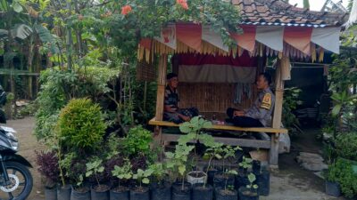 Bhabinkamtibmas Kuripan Dukung Ketahanan Pangan Lewat Edukasi Warga