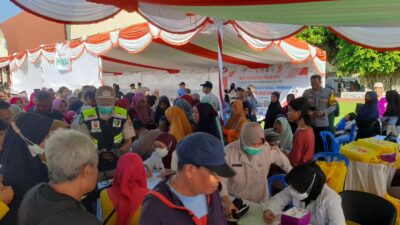 Warga Labuapi Terima Layanan Kesehatan dan Bansos Gratis dari Polri