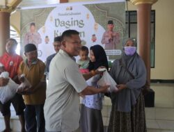 Kapolres Sumbawa Barat Secara Simbolis Bagikan Daging Kurban kepada Masyarakat