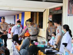 Sambut Hari Bhayangkara ke-79, Kapolda Kalteng Pimpin Bakti Kesehatan dan Serahkan Bansos untuk Petani di Gunung Mas