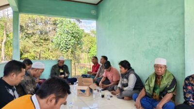 Bhabinkamtibmas Kedaro Kawal Penyaluran Bibit untuk Kemandirian Pangan Sekotong