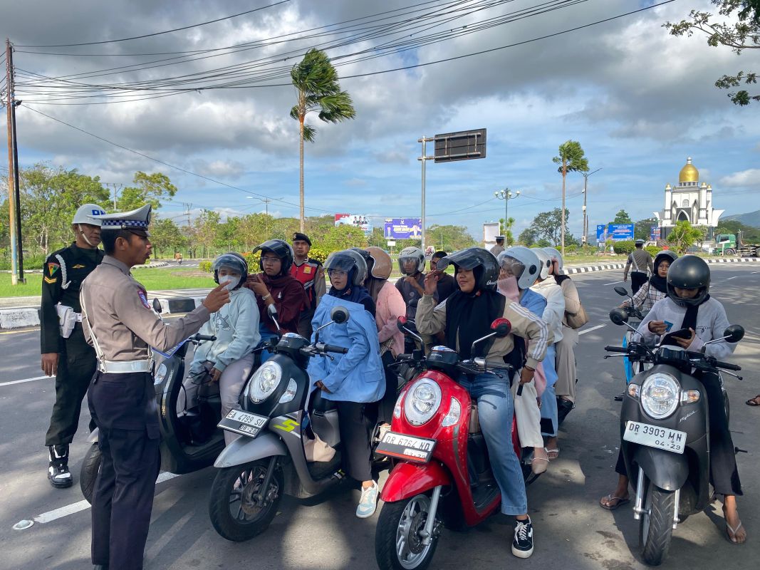 Edukasi dan Teguran Persuasif Warnai Operasi Patuh di Timur Bundaran GMS, Lombok Barat
