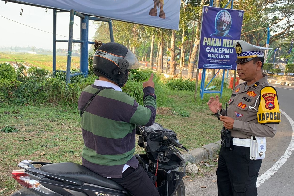 Operasi Patuh Rinjani 2025, Polres Lombok Barat Tindak Pelanggar Lalu Lintas di Bundaran Penas