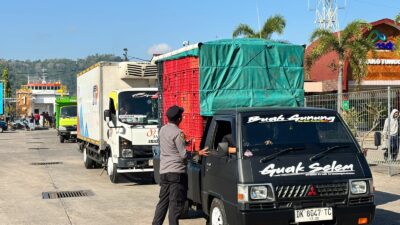 Pengamanan Ketat Bongkaran KMP SURYA 777 di Pelabuhan Lembar Berjalan Lancar