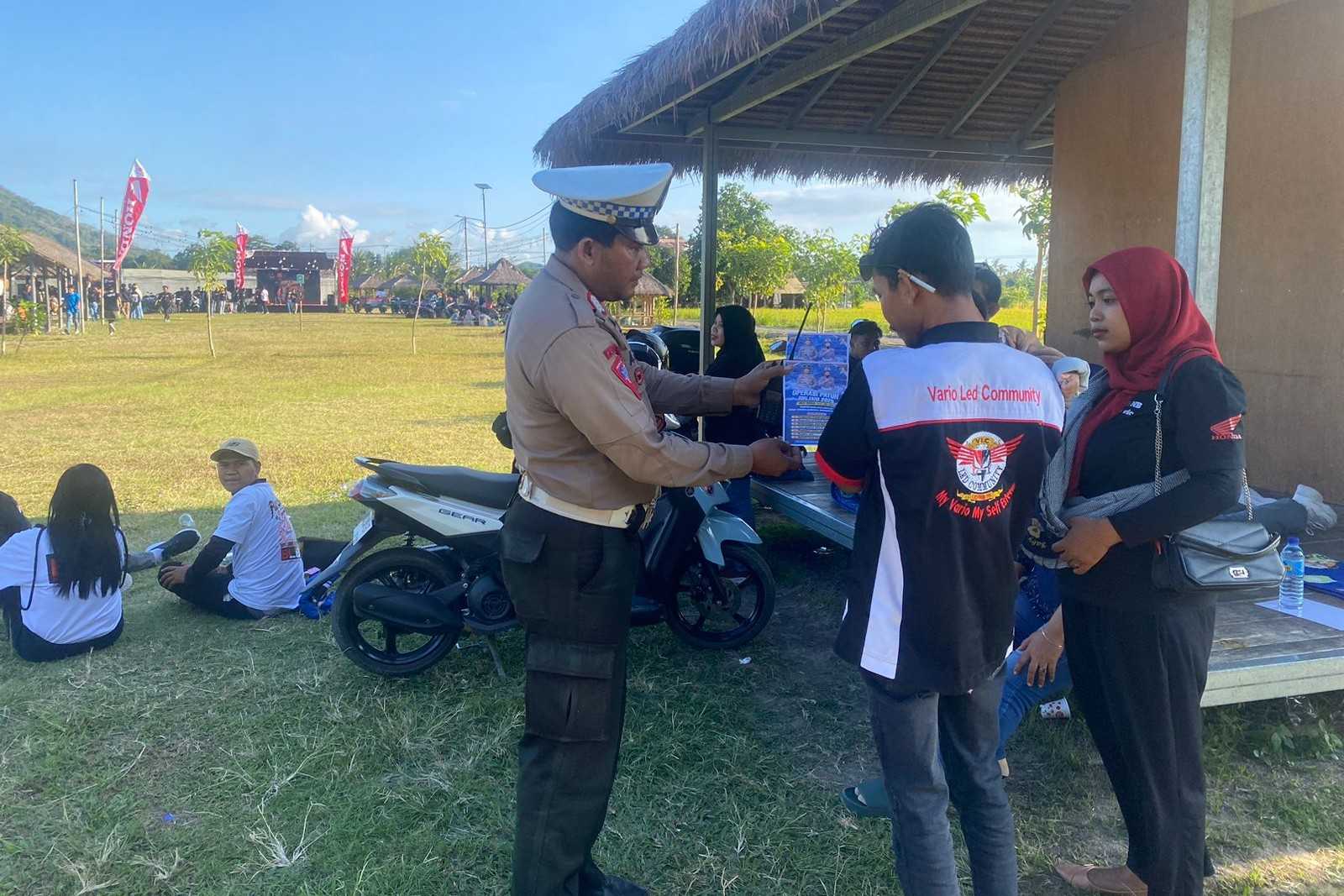 Satlantas Lombok Barat dan VOCLOM Gelar Edukasi Safety Riding di Gerung