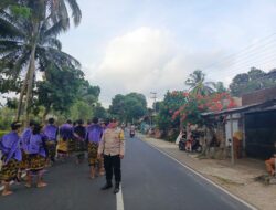 Pengamanan Nyongkolan di Mertak Tombok, Bhabinkamtibmas Jaga Kelancaran Lalu Lintas