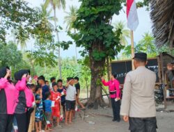 Ketua Bhayangkari Cabang Lombok Utara Bagikan Bendera Merah Putih kepada Nelayan di Gangga