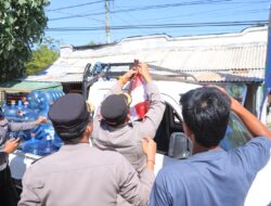 Polres Sumbawa Barat Bagikan Bendera Merah Putih kepada Masyarakat