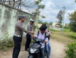 Disiplinkan Pelajar, Satlantas Lotara Laksanakan Razia di Simpang Tiga KPU