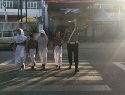 Sat Lantas Polres Bima Kota Laksanakan Rawan Pagi, Bantu Anak Sekolah dan Pejalan Kaki Menyeberang Jalan