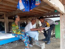 Bhabinkamtibmas Berikan Bantuan Bibit Ternak Bebek kepada pasangan Lansia