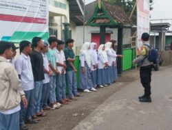 Bhabinkamtibmas Desa Mantar Sambang Sekolah, Edukasi Pentingnya Keselamatan.