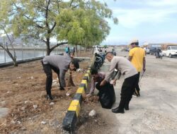 Polsek Kawasan dan Sat Polairud Polres Bima Kota Gelar Baksos Bersih-Bersih di Dermaga Pelabuhan Bima