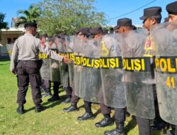 Personel Polres Sumbawa Barat melaksanakan pelatihan pengendalian massa