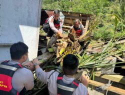 Polisi Bersama Aparat Gabungan Sigap Bantu Korban Banjir Suoh