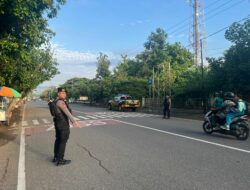 Sat Samapta Polres Bima Kota Laksanakan Gatur Lalin Pagi, Bantu Anak Sekolah Menyeberang Jalan