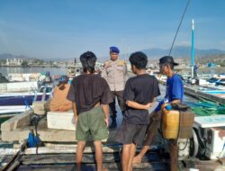 Sat Polairud Polres Bima Kota Laksanakan Patroli dan Beri Himbauan kepada Nelayan Bagang di Pelabuhan Sape