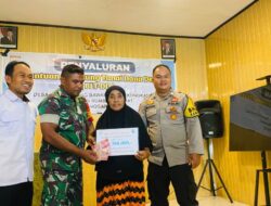 Bhabinkamtibmas Dampingi Penyaluran BLT Dana Desa di Sekongkang Bawah