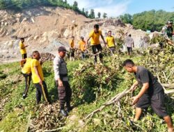 Polsek Rasanae Barat Polres Bima Kota Gelar Gotong Royong Bersama Dukung Program Pemerintah Kota Bima