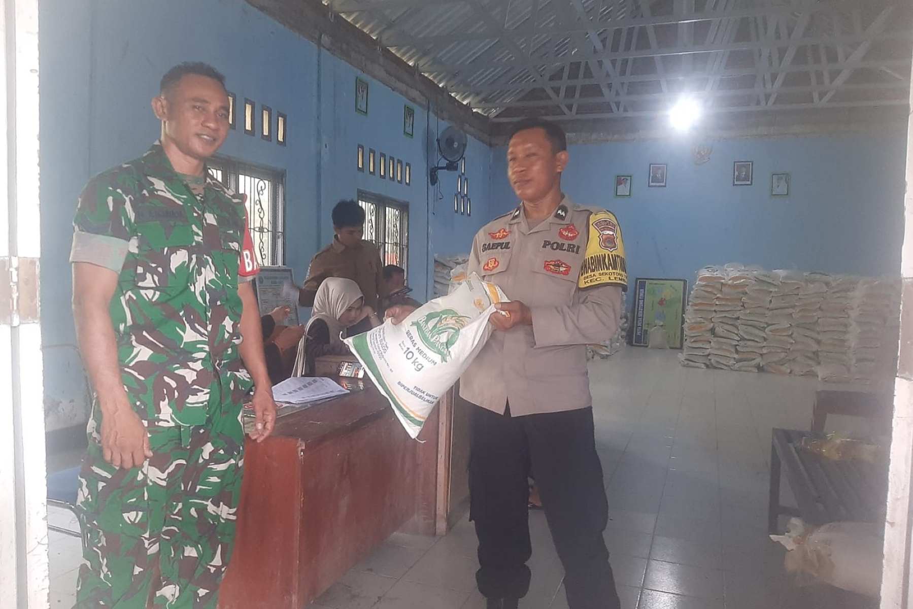 Sukses! 817 Warga Lombok Barat Terima Bantuan Pangan Dikawal Polisi