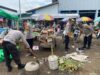 Polsek Rasanae Barat Polres Bima Kota Gelar Karja Bakti Bersihkan Pasar Raya Amahami